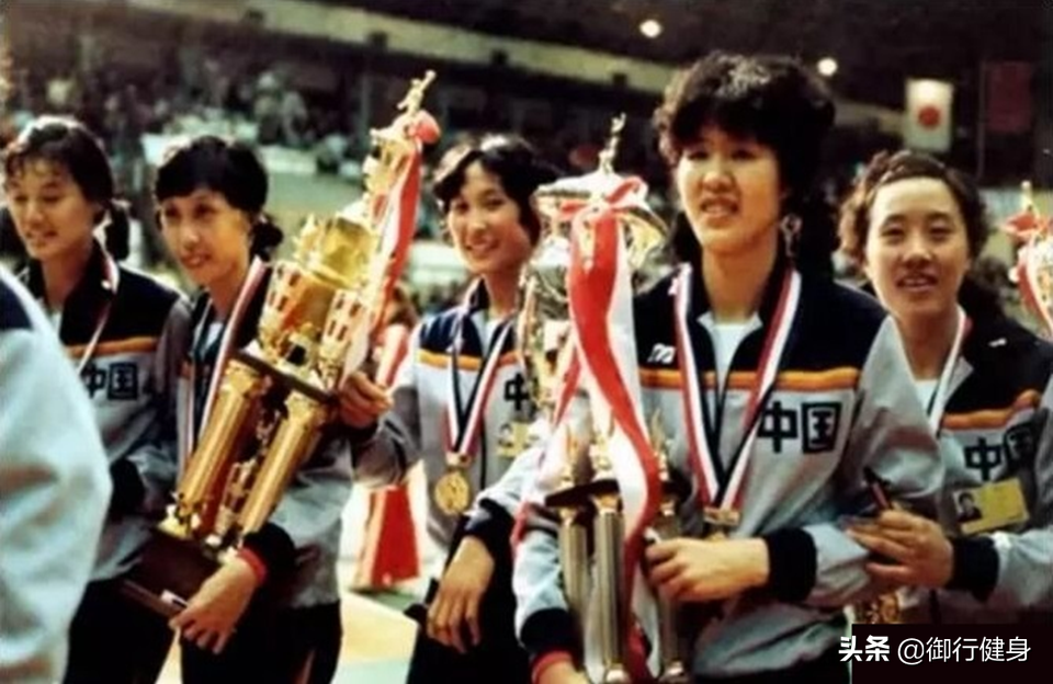 中国女排第一次夺冠的意义（中国女排十夺世界冠军，1981年首次夺冠时带来的不仅仅是举国欢腾）-趣拿体育