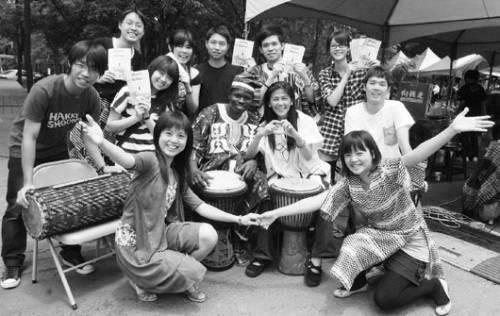 执意嫁给黑人小伙的清华女，非洲生活24年，现在过得怎么样