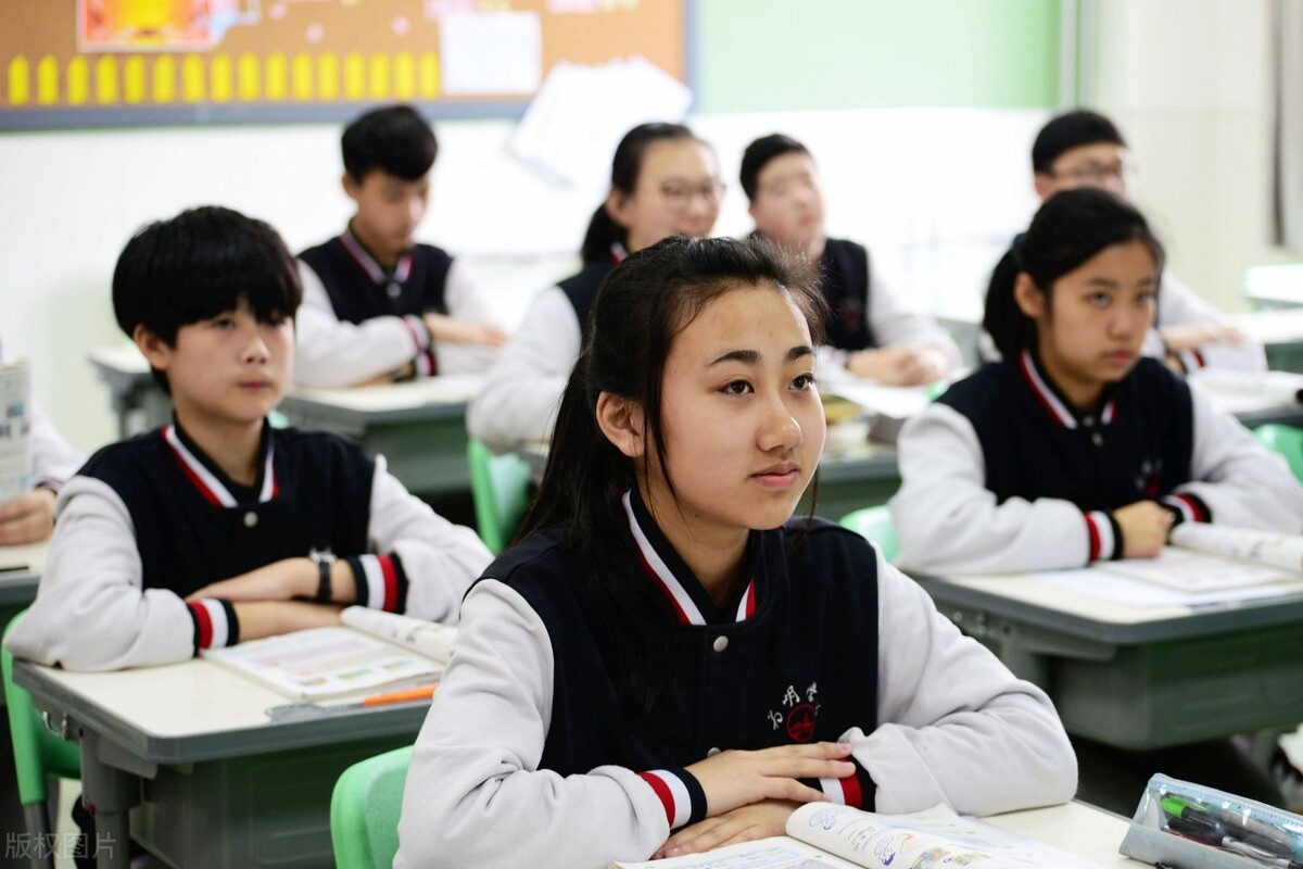 贵族学校与普通学校“校服对比”，这3点差距现实，学生：不公平