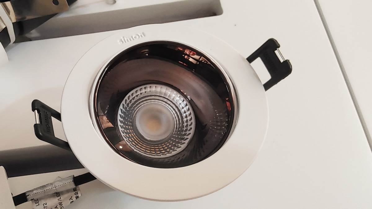 灯下太刺眼，角落有阴影，你真正需要的，是无主灯的装修