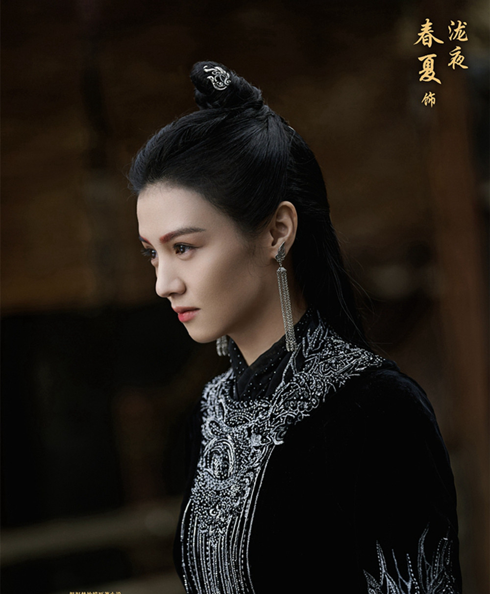 郭敬明在《晴雅集》中,将"泷夜"设定为会操控蛊虫的女法师