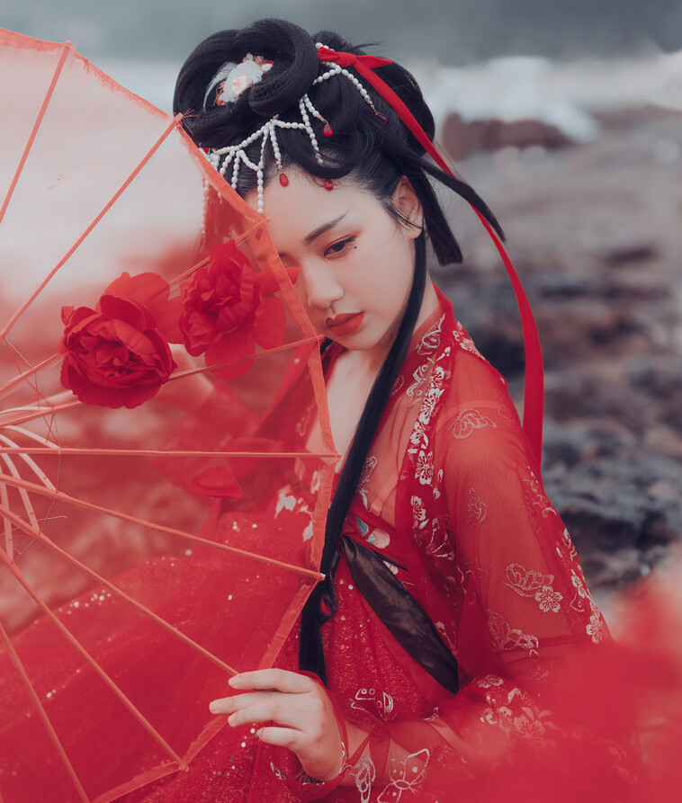 金衣玉骨映芳华，倾城容色胜朝霞