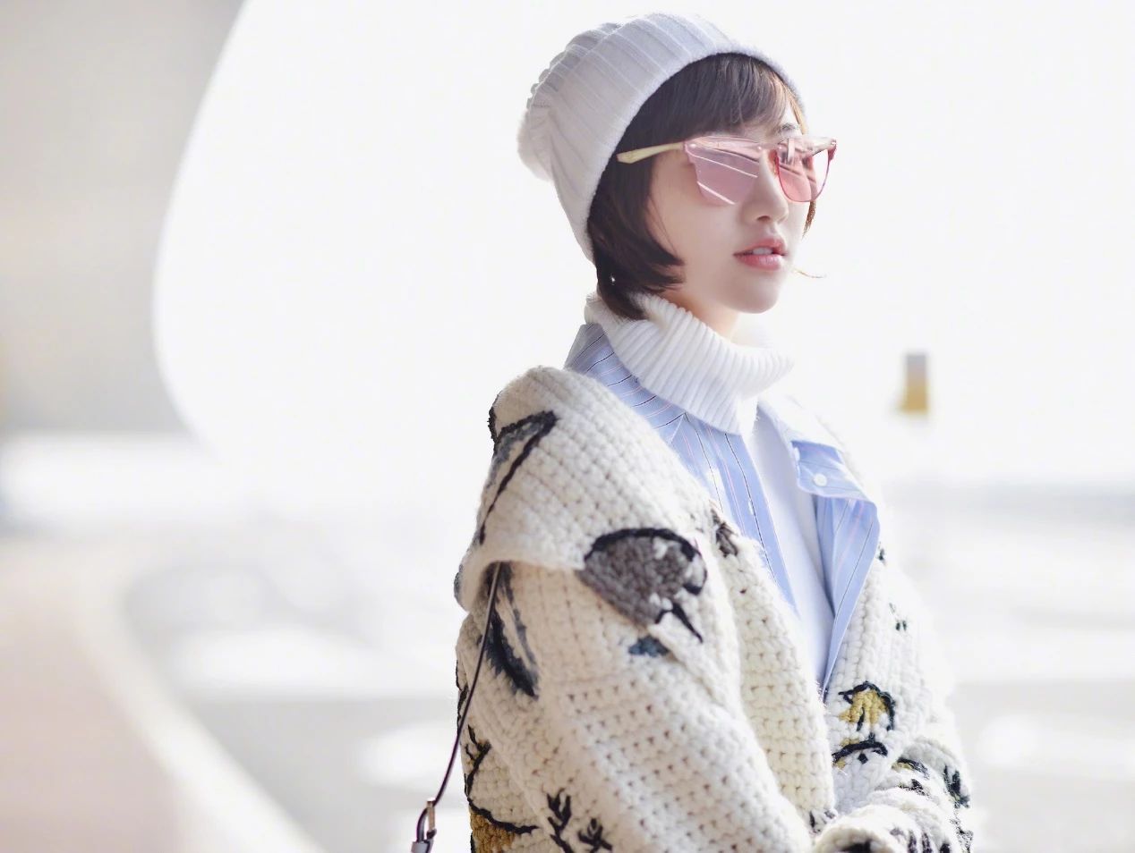 景甜的发型比较多变,有时候是飘飘然的长发,有时候是短发,照片中的