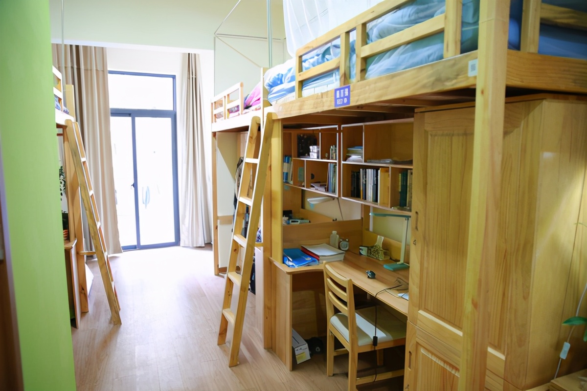 比招生简章还好使的“炫寝室”，空凋独卫还不贵，网友化身柠檬精