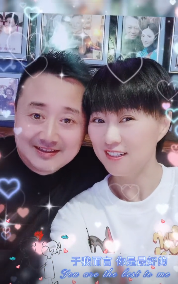 47岁海燕晒照庆银婚,老公"刘一水"送99朵玫瑰,结婚25年仍腻歪