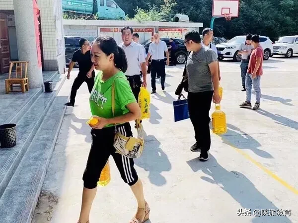 安康市汉滨小学党支部走进大沟河村开展脱贫攻坚结对帮扶工作