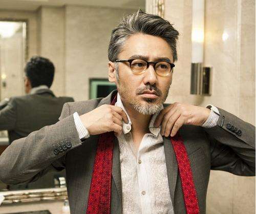 回首2019年“吴秀波出轨”事件，以为是情乱惹祸，真相却暗藏玄机