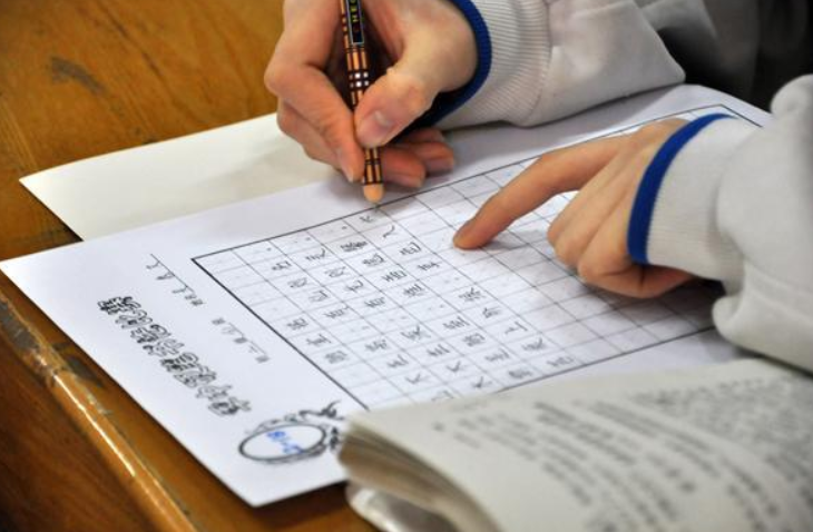 中学生靠“意念”书写文字，阅卷老师撑不住了，出500块请人辨认