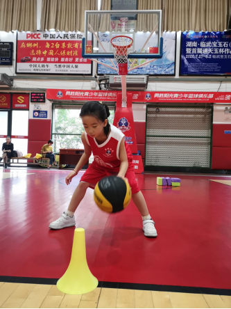 郴州学篮球到哪里好（青少年“体育·新时代”郴州勇胜阳光青少年篮球俱乐部夏令营站）