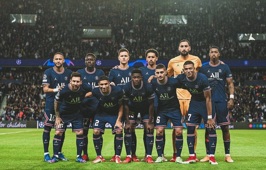 为什么nba开场前会单膝跪地（没得选的选择题！梅西下跪，NFL、NBA、英超，球员何时能站起来？）