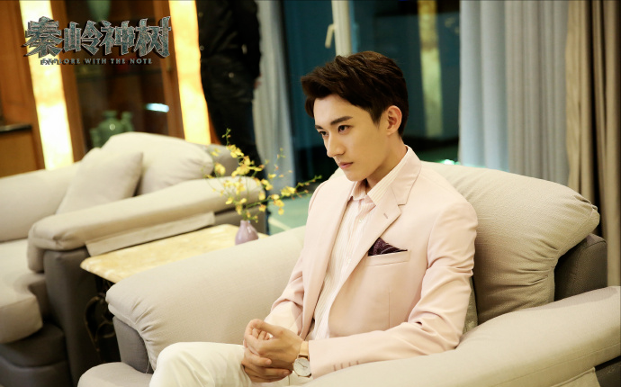 吴磊饰演的黎簇,秦昊饰演的邪帝,杨蓉饰演的梁湾,这版的选角也是绝了.