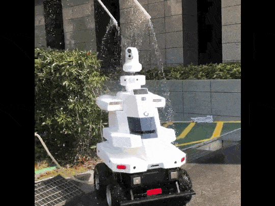 揭秘！这是你看过科技感MAX的高考场外“送考员”