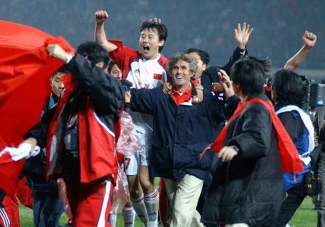 02年为什么是日韩世界杯(2002年世界杯日韩真的占据了两个名额吗？)