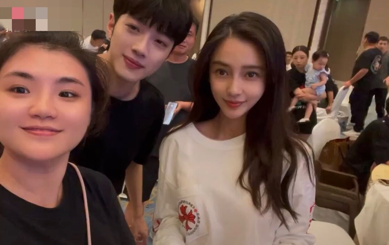 32岁baby素颜现身好友婚礼!与19岁男星亲密互动,不见老公黄晓明