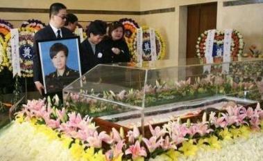 擁抱世界杯 葉凡（國家二級演員葉凡，31歲一炮而紅爆紅，37歲在演出現場病重離世）