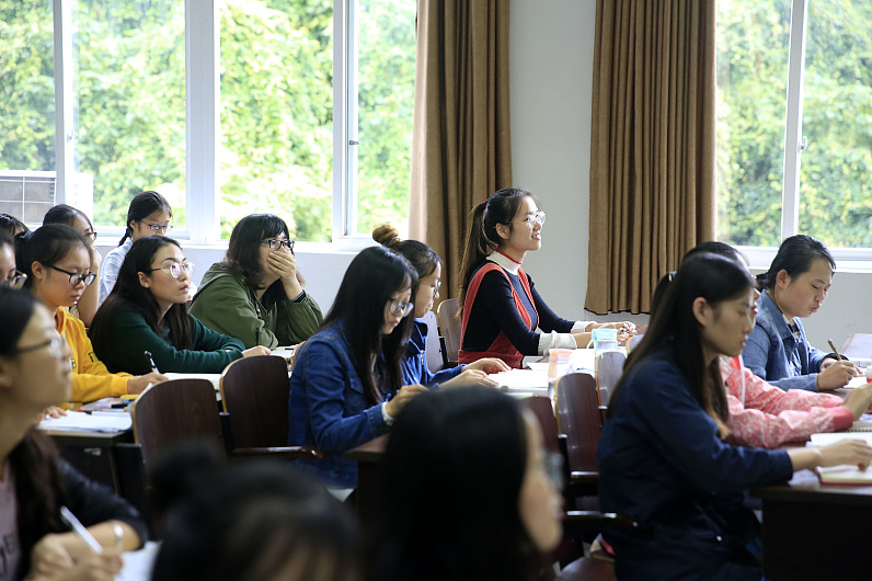 高校更换“高科技”新课桌，学生表示世界观被颠覆，网友羡慕不已