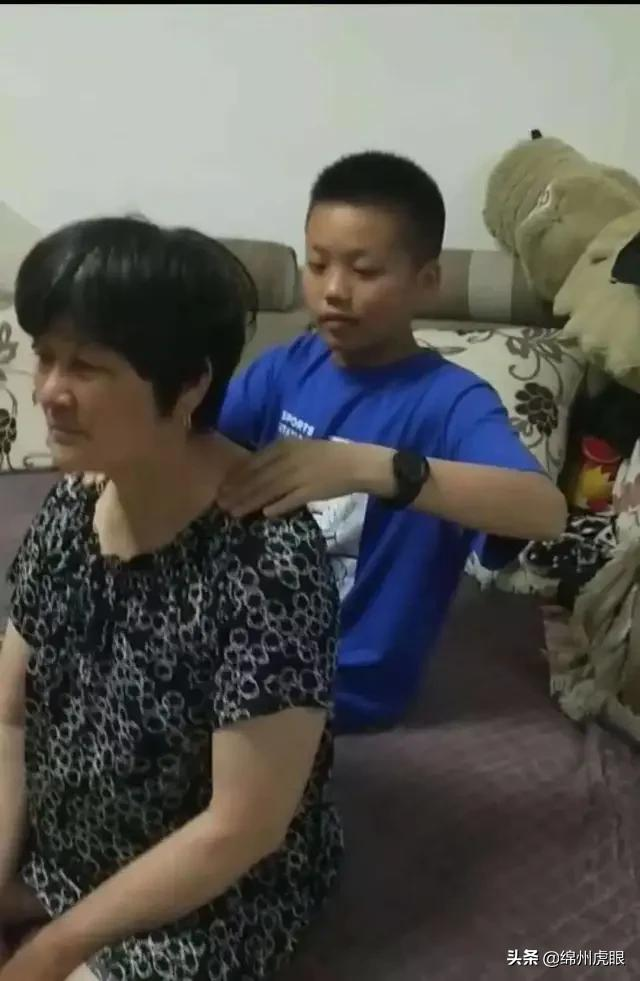 好心疼！绵阳十二三岁的娃娃，竟被学校赶下田去插秧子