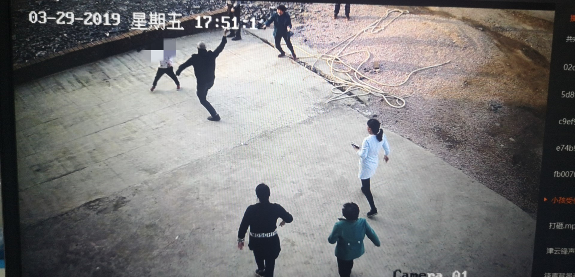 为争2平米荒地两家人互殴，湖南邵阳6岁男童命丧柴刀之下，男孩母亲：我儿子做错了什么？