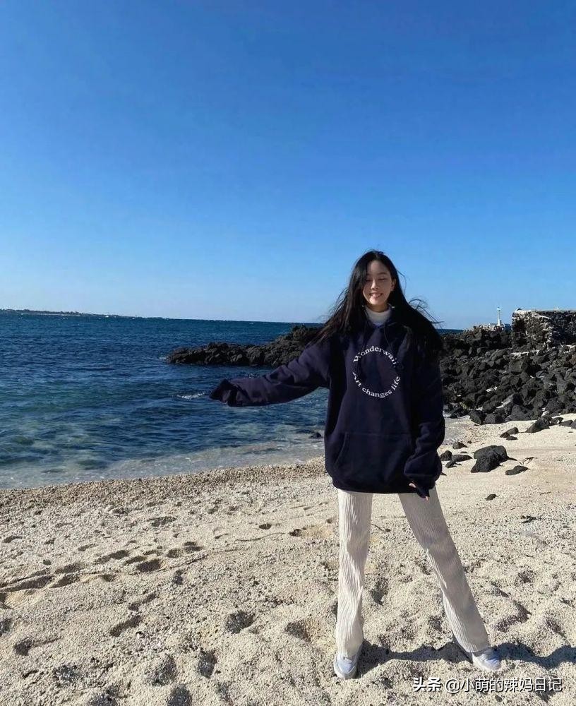 真正时髦的女人，秋冬都会备上这件“烟管领衫”，配毛衣衬衫太美