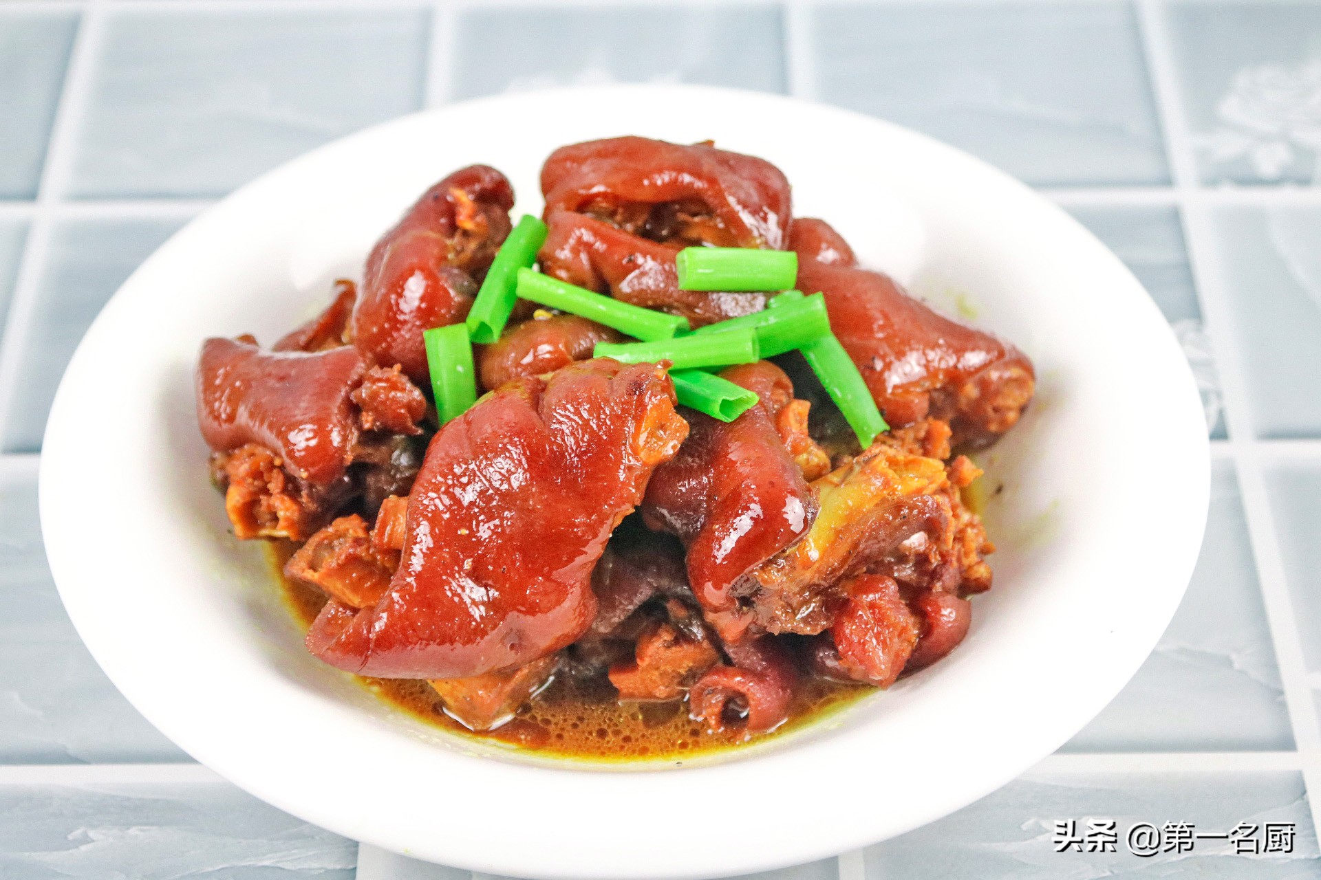 红烧猪蹄这样做真好吃,软烂入味,肥而不腻,端上桌大家抢着吃