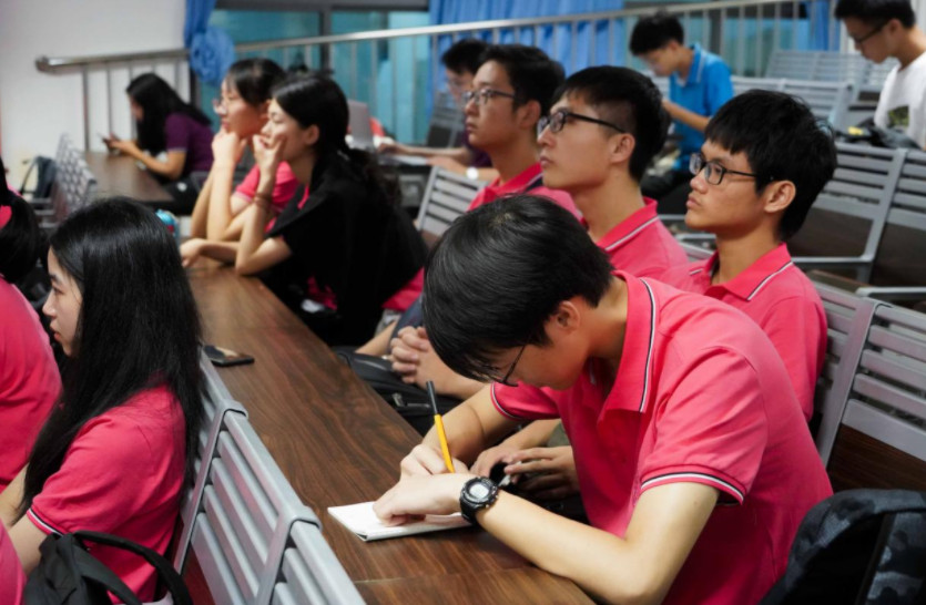 想入伍的大学生迎来好消息，有机会被保送到军校，但要满足条件