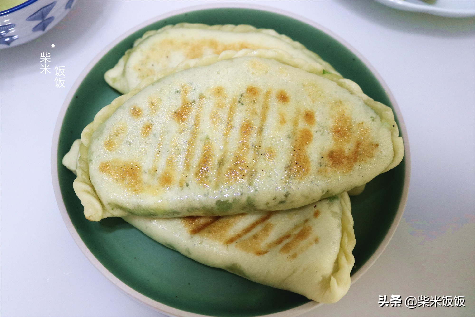 韭菜盒子这样做，柔软筋道不破皮，鲜香又多汁，太好吃了