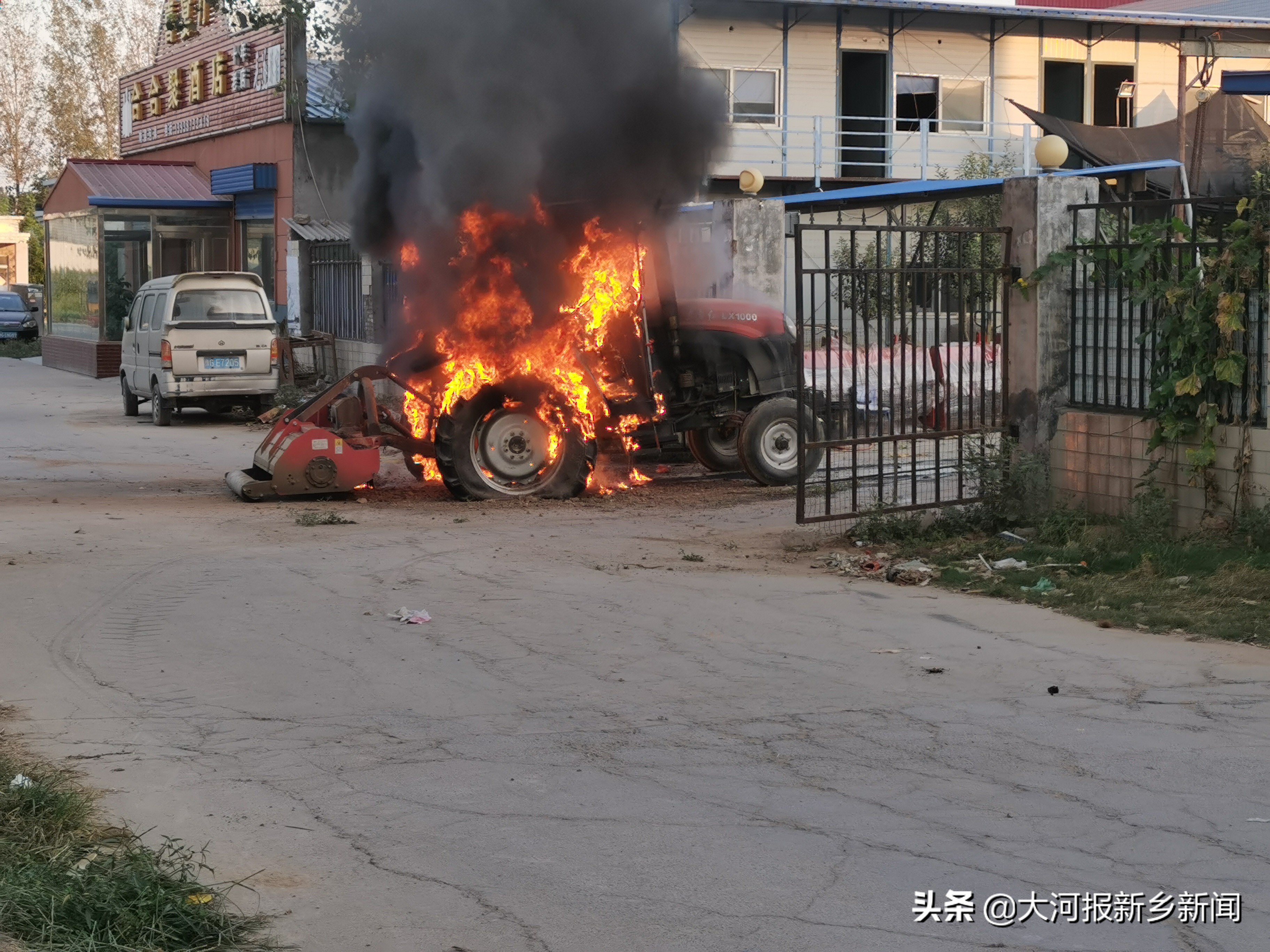 灭火方式不当致新乡一农机被烧毁报废？现场人员称：司机不该用水泼