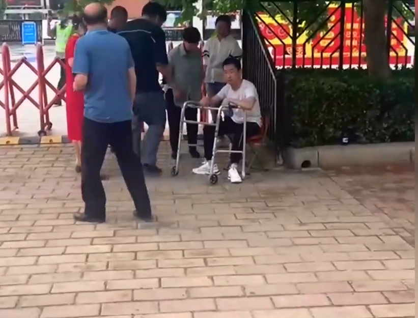 高考“悲催”考生出现，提前2小时到场，却因为拉链差点迟到