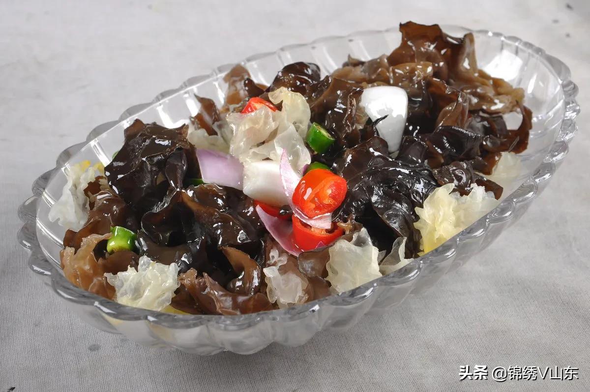 好友相聚暖意浓，家中聚餐其乐融融