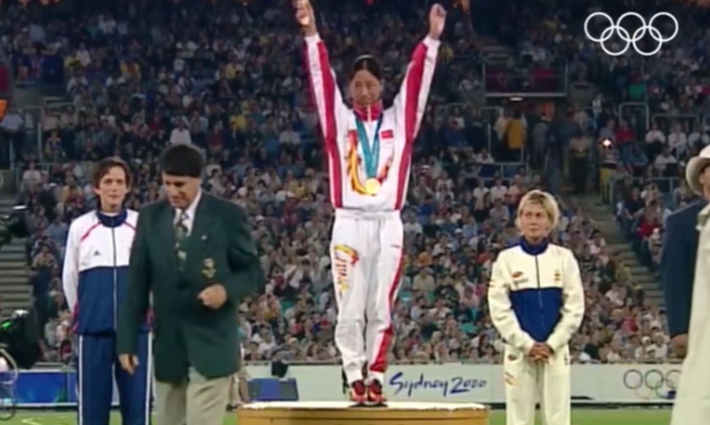 20公里竞走为什么举黄牌（中国小将夺得冠军无人欢呼，只能自己默默绕场地庆祝）