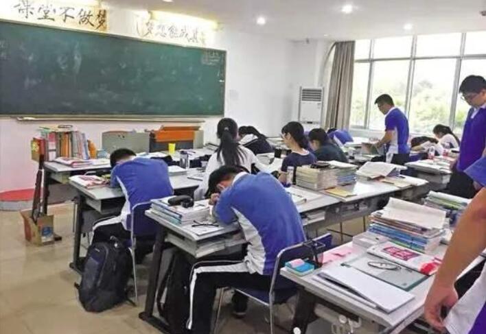 教育部最新回应：中小学“上课时间”已调整，学生轻松家长却难