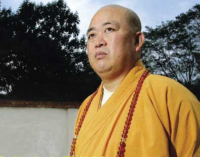 由于父母认同他的想法,于是他在16岁时独自前往嵩山少林寺拜释行为师.