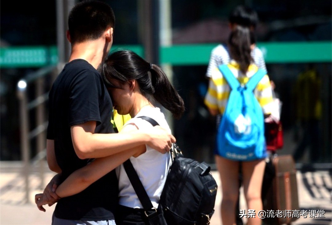 男子在校内表白女大学生引围观，看到头发，网友感叹：这才是真爱