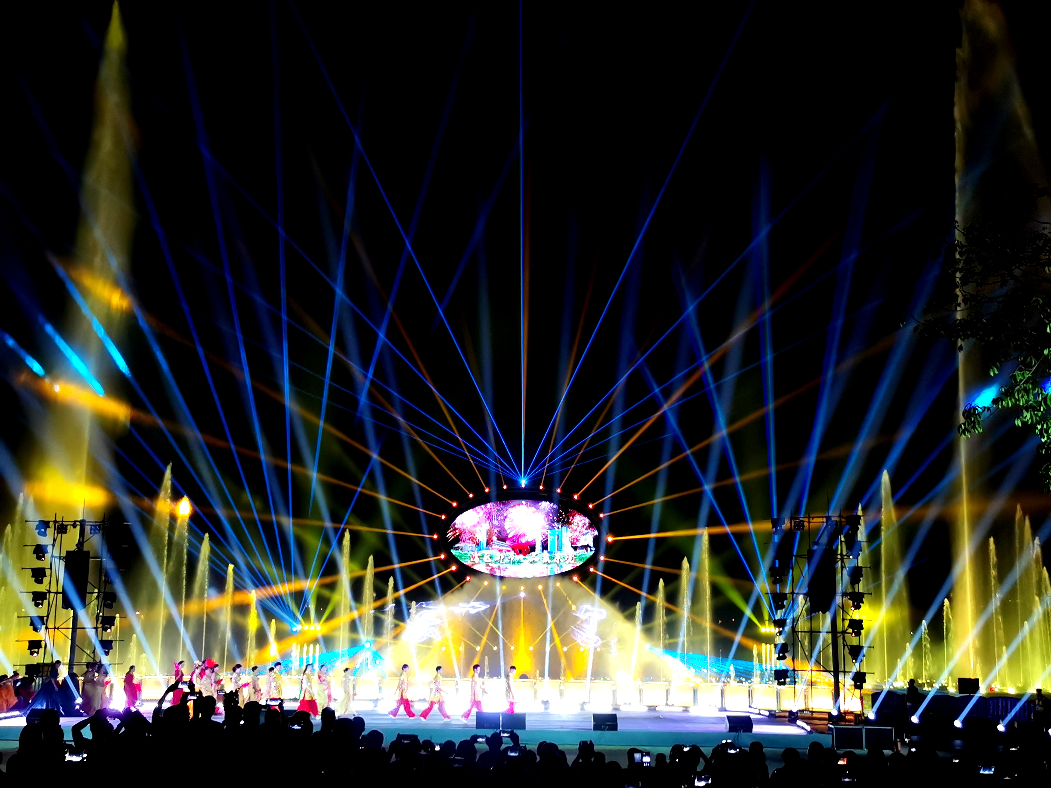 今晚东莞东城这里燃爆了！惊艳光影水舞秀 让群众大饱眼福