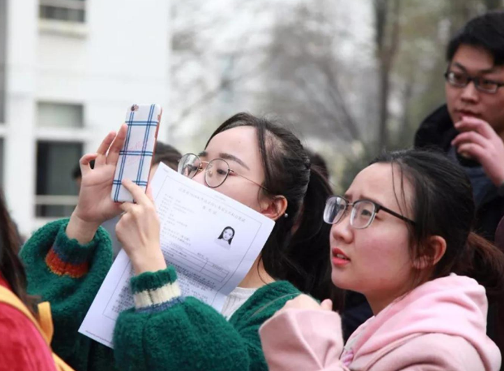 不顾被记录在诚信档案的影响，几十万考生放弃国考，考生们怎么了