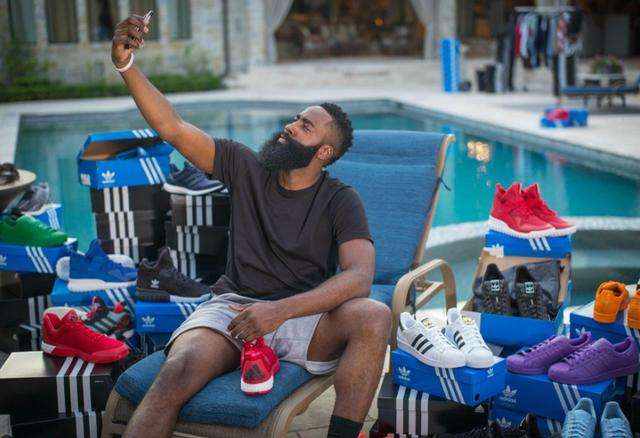 nba哪些球星代言安踏（5大球鞋品牌的头牌代言人：耐克10亿签詹姆斯，安踏代言人最良心）