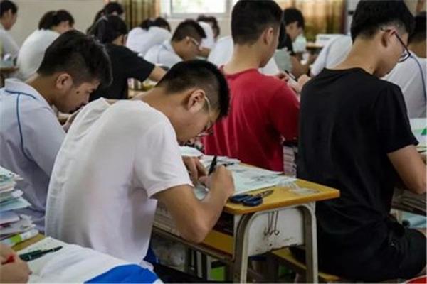 高考哪个分数段“人最多”？今年分数线会降吗？考生做好心理准备
