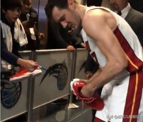 nba球星为什么要送鞋给球迷(NBA球星为啥送鞋时都把鞋垫拿出来，是舍不得，还是怕熏到球迷？)