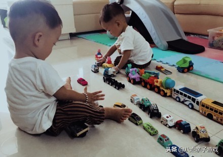 儿童玩具小汽车（家里堆积如山的玩具车只会推推推？这些玩法你肯定没教过孩子吧！）