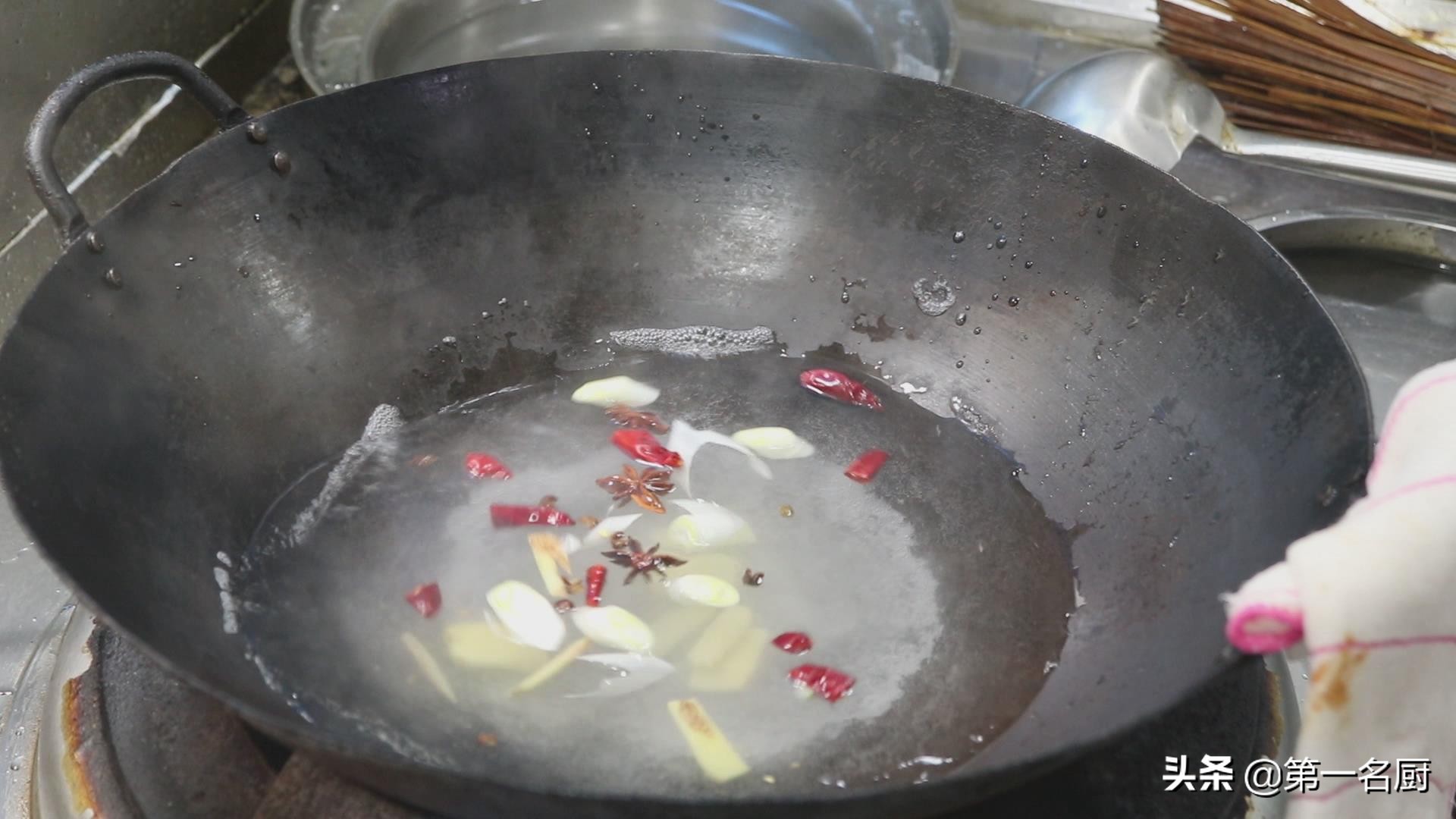 卤味花生米的做法(饭店卖的卤水花生为啥好吃？其实技巧都在这里，配料调料一看就懂)