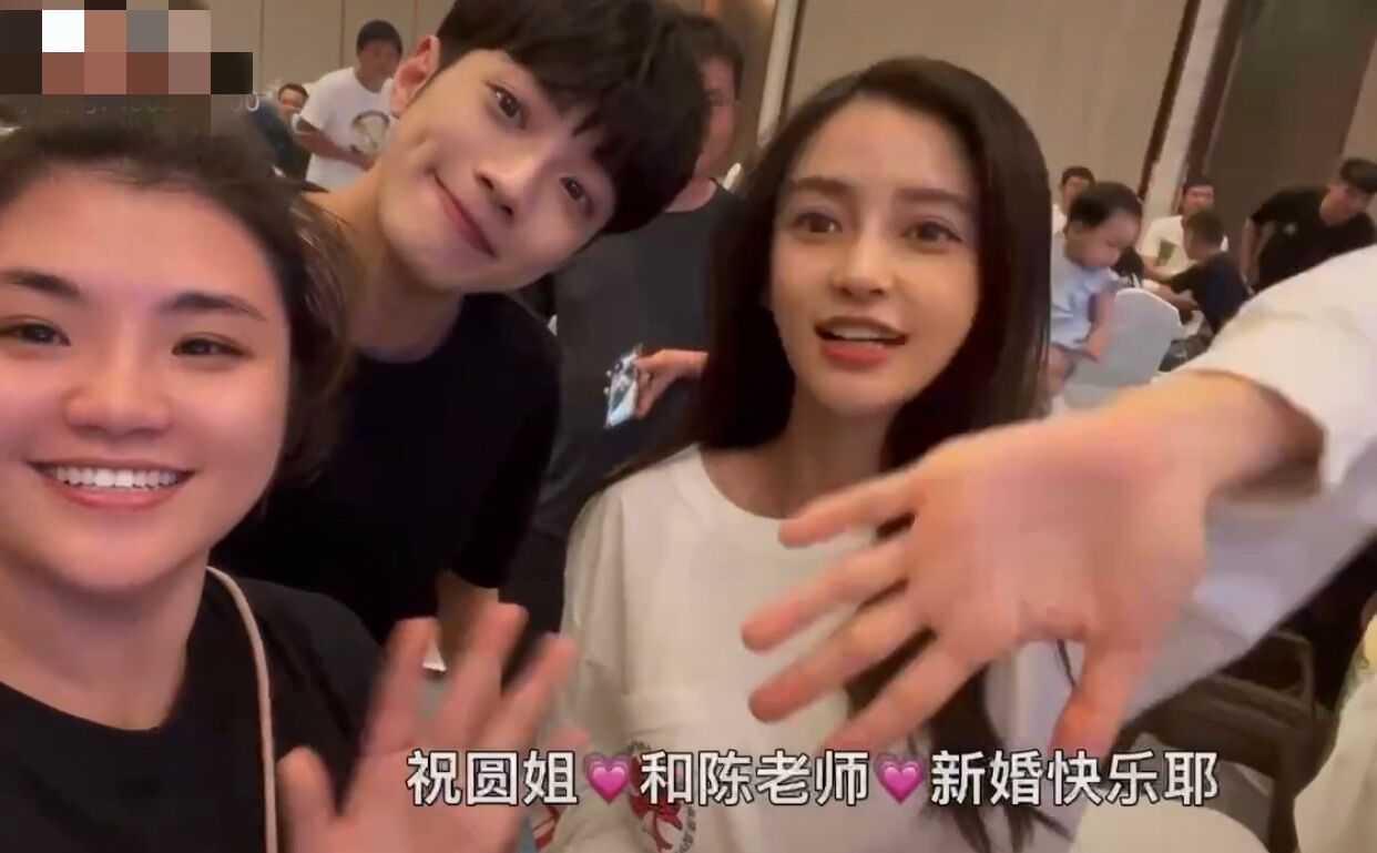 32岁baby素颜现身好友婚礼!与19岁男星亲密互动,不见老公黄晓明