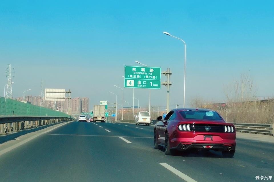 圆了跑车梦，女司机宝石红mustang提车+用车分享，优缺点都有