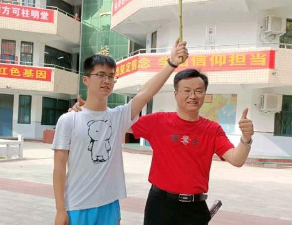 高考前班主任承诺，带680分以上的学生免费旅游，出分后改变标准