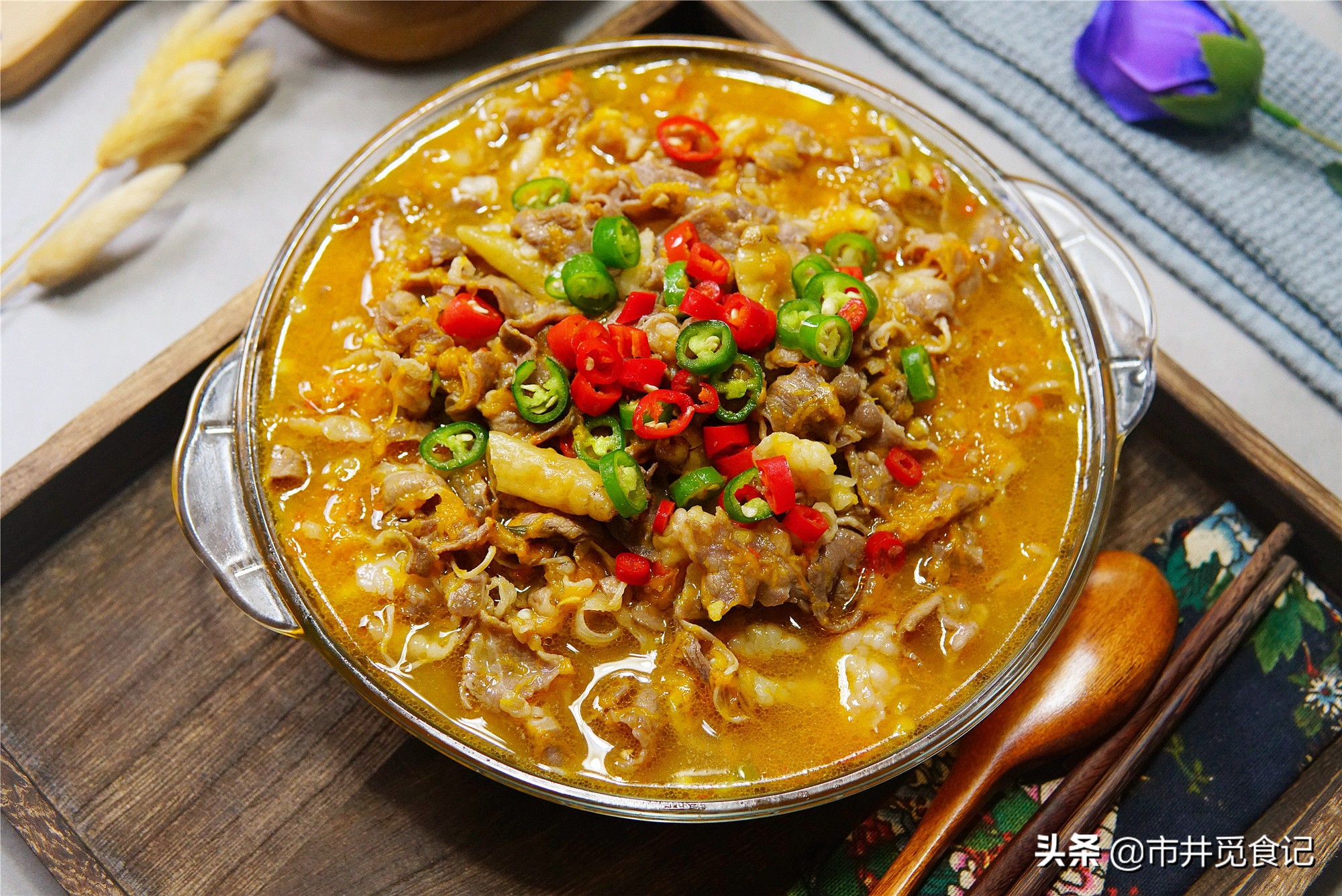 味精少量【金汤肥牛-放不下筷子的美味】7,最后将米饭置于砂锅