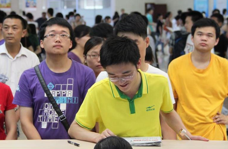 大学生毕业后，付费实习是捷径还是“天坑”？医学生闻言潸然泪下