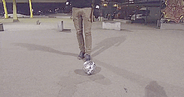 足球视频360(花式足球技巧之反向360度转圈)