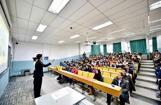 大学生“课程表”走红，不同专业差距大，网友：没有对比就没伤害