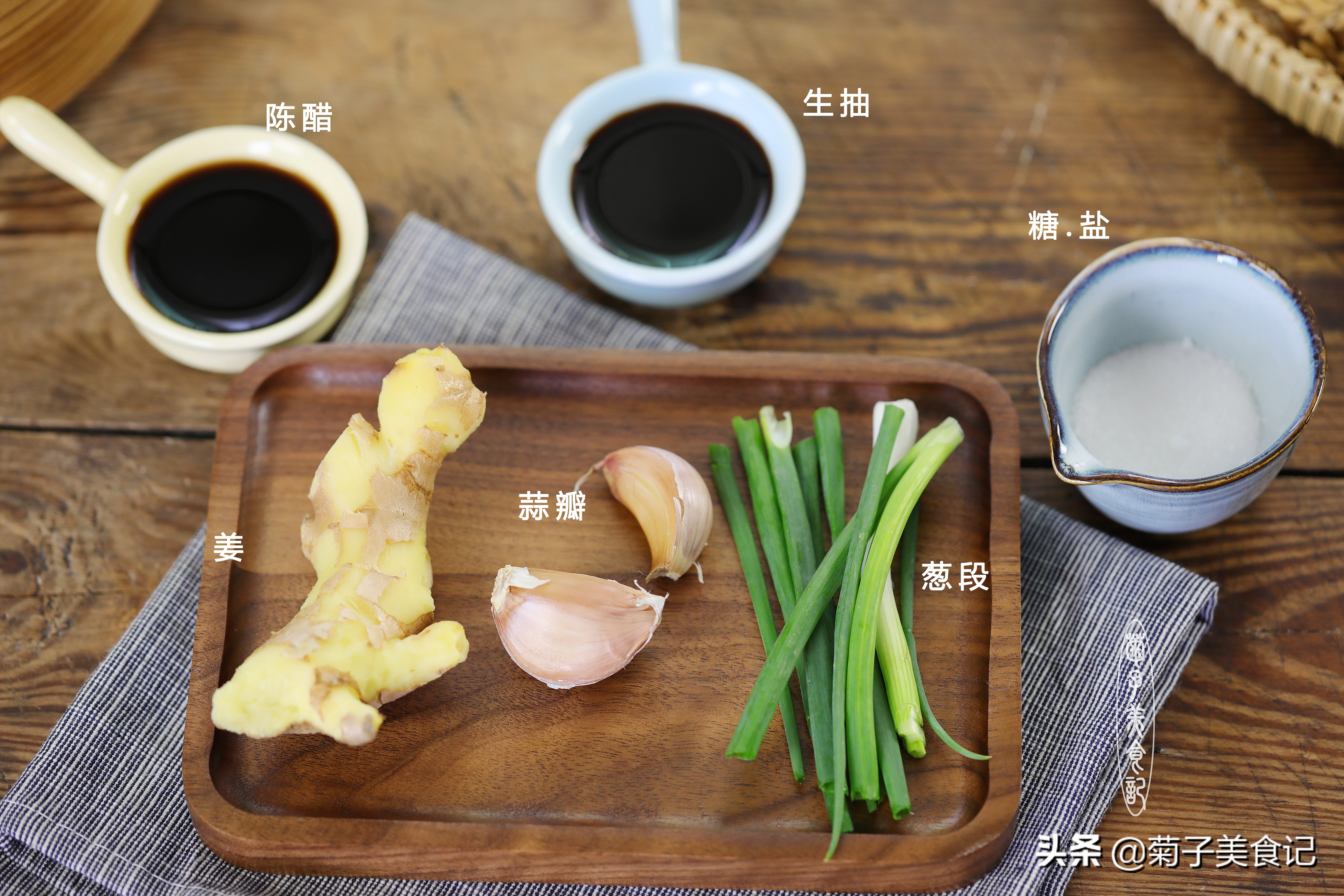 大闸蟹怎么做才能好吃？清蒸只要三步，搭配蘸酱，简单味美又鲜香