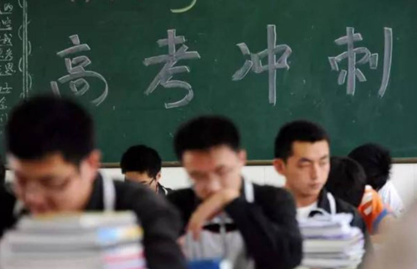 2021年各省高考第一名出炉，学霸复读生惹争议，考上985还复读？