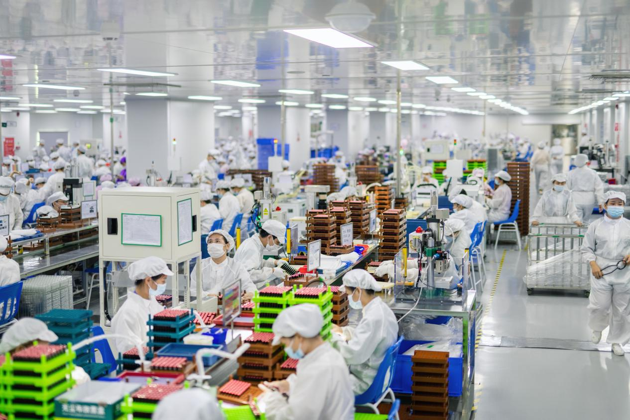 报告显示,2020年,悦刻工厂的生产废弃物比2019年减少76%,减少排放